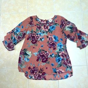Great condition, beautiful spring/summer floral top